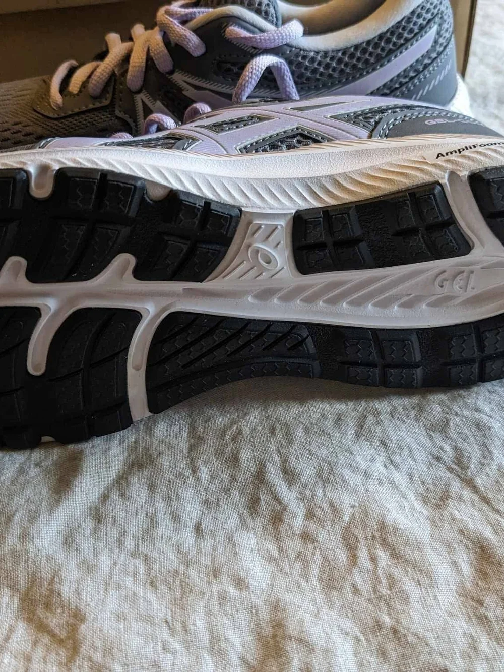 ASICS Women's Running Shoes in Gray & Light Purple. Size 6 1/2. New
